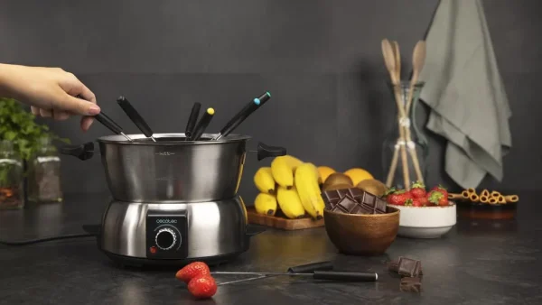 Imagen 7 Fondue eléctrica de diseño en acero inoxidable de 1000 W. Termostato regulable para queso, chocolate o aceite. Incluye 8 tenedores y es apta para lavavajillas.