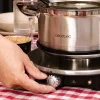 Imagen 5 Fondue eléctrica de 1500 W en acero inoxidable. Ideal para queso, aceite y chocolate. Incluye termostato regulable y 8 tenedores para compartir.