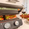 Imagen 8 Parrilla eléctrica de 2200 W con placas RockStone extraíbles y apertura 180º. Control digital de tiempo y temperatura para un cocinado preciso y fácil limpieza.