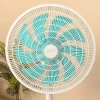 Imagen 8 Ventilador Cecotec EnergySilence 550 3in1 de 60 W y 16 pulgadas. Diseño multiposición para pie, sobremesa y pared con tres velocidades y oscilación automática.