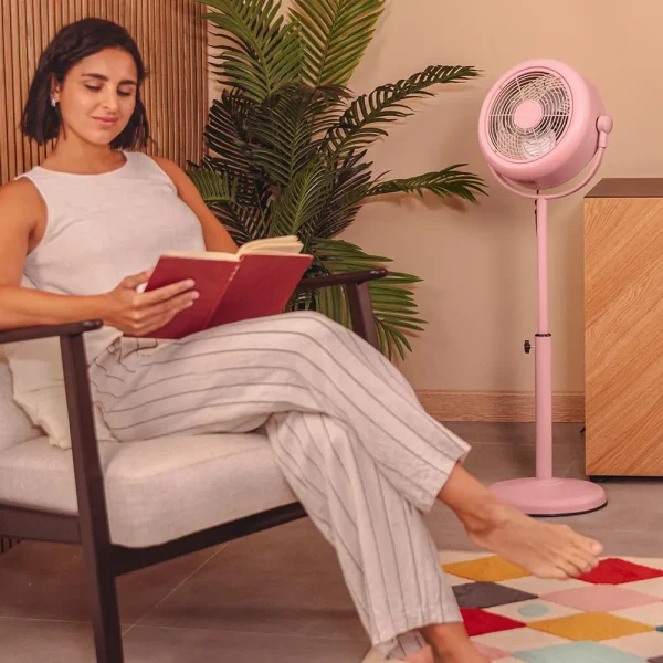 Imagen 2 Ventilador retro EnergySilence 250 ClassicStyle Pink de Cecotec con 25 W, 10 pulgadas y diseño vintage rosa. Eficiente, silencioso y con inclinación ajustable.