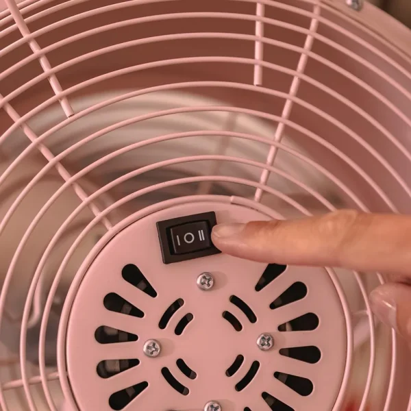 Imagen 6 Ventilador retro EnergySilence 250 ClassicStyle Pink de Cecotec con 25 W, 10 pulgadas y diseño vintage rosa. Eficiente, silencioso y con inclinación ajustable.