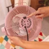 Imagen 8 Ventilador retro EnergySilence 250 ClassicStyle Pink de Cecotec con 25 W, 10 pulgadas y diseño vintage rosa. Eficiente, silencioso y con inclinación ajustable.
