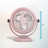 Imagen 3 Ventilador de sobremesa rosa estilo retro EnergySilence. 20 W, 2 velocidades, 4 aspas y diseño vintage. Máximo silencio y confort con inclinación ajustable.
