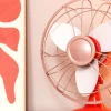 Imagen 6 Ventilador de sobremesa retro de 45 W con 30 cm de diámetro. Cuenta con 3 velocidades, oscilación automática, 4 aspas y elegante acabado metálico cromado.