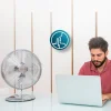 Imagen 6 Ventilador de sobremesa de 40 W con diseño retro cromado y 4 aspas. Ofrece 3 velocidades, oscilación automática y tecnología silenciosa para máximo confort.