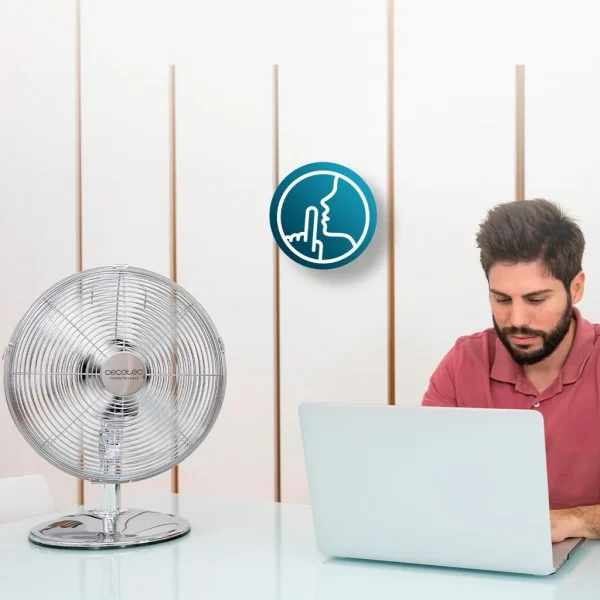 Imagen 6 Ventilador de sobremesa de 40 W con diseño retro cromado y 4 aspas. Ofrece 3 velocidades, oscilación automática y tecnología silenciosa para máximo confort.
