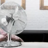 Imagen 8 Ventilador de sobremesa de 40 W con diseño retro cromado y 4 aspas. Ofrece 3 velocidades, oscilación automática y tecnología silenciosa para máximo confort.