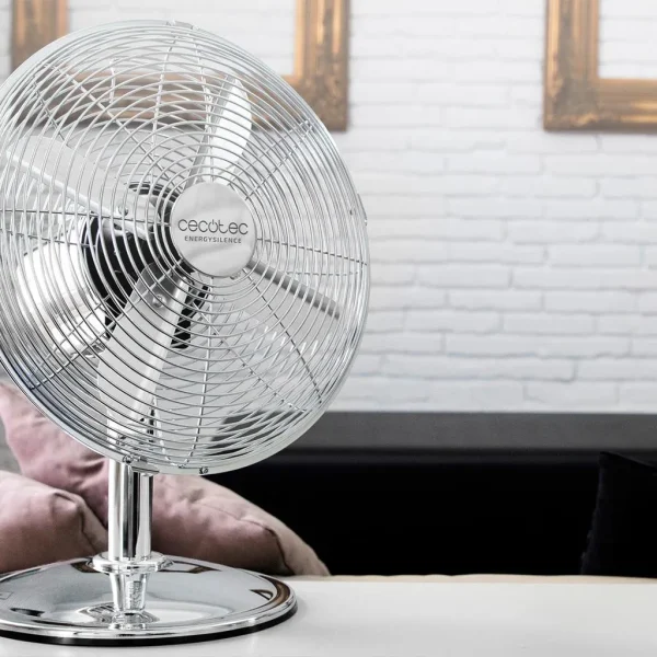 Imagen 8 Ventilador de sobremesa de 40 W con diseño retro cromado y 4 aspas. Ofrece 3 velocidades, oscilación automática y tecnología silenciosa para máximo confort.