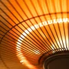 Imagen 6 Calefactor de exterior de techo con 1500 W de potencia. Cuenta con sistema de calefacción halógena, protección IP55 y mando a distancia para un control total.