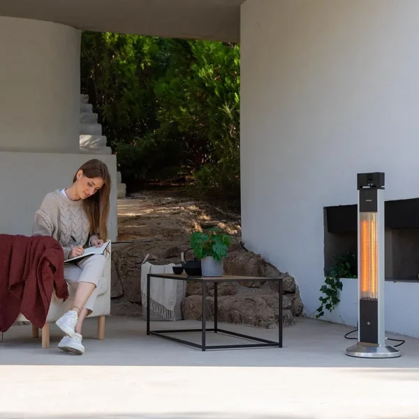 Imagen 4 Calefactor halógeno de exterior de torre con 2000 W. Cuenta con 3 niveles de potencia, protección IP55 contra agua, pantalla LED y mando a distancia.