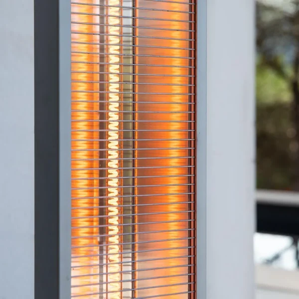 Imagen 5 Calefactor halógeno de exterior de torre con 2000 W. Cuenta con 3 niveles de potencia, protección IP55 contra agua, pantalla LED y mando a distancia.