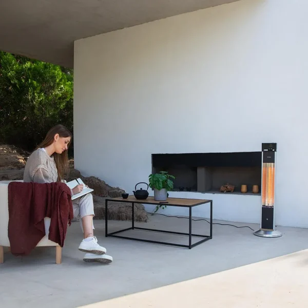 Imagen 6 Calefactor halógeno de exterior de torre con 2000 W. Cuenta con 3 niveles de potencia, protección IP55 contra agua, pantalla LED y mando a distancia.