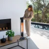 Imagen 7 Calefactor halógeno de exterior de torre con 2000 W. Cuenta con 3 niveles de potencia, protección IP55 contra agua, pantalla LED y mando a distancia.