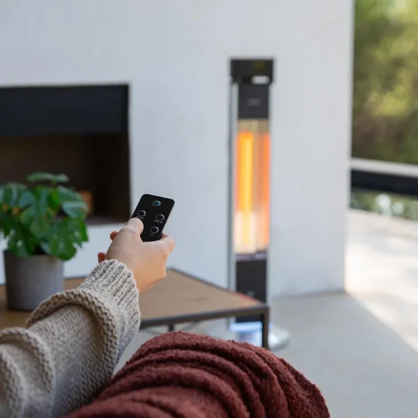 Imagen 8 Calefactor halógeno de exterior de torre con 2000 W. Cuenta con 3 niveles de potencia, protección IP55 contra agua, pantalla LED y mando a distancia.