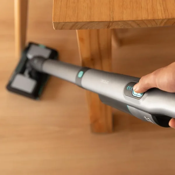 Imagen 6 Aspirador vertical Cecotec Scoba 2100 Twice ultraligero de 1,55 kg. Motor Brushless de 210W, succión de 20 kPa y cabezal omnidireccional para limpieza ágil.