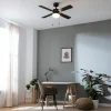 Imagen 2 Ventilador de techo de 42 pulgadas y 50 W en acabado negro. Cuenta con 4 aspas reversibles, lámpara integrada y función invierno-verano para climatización eficiente.
