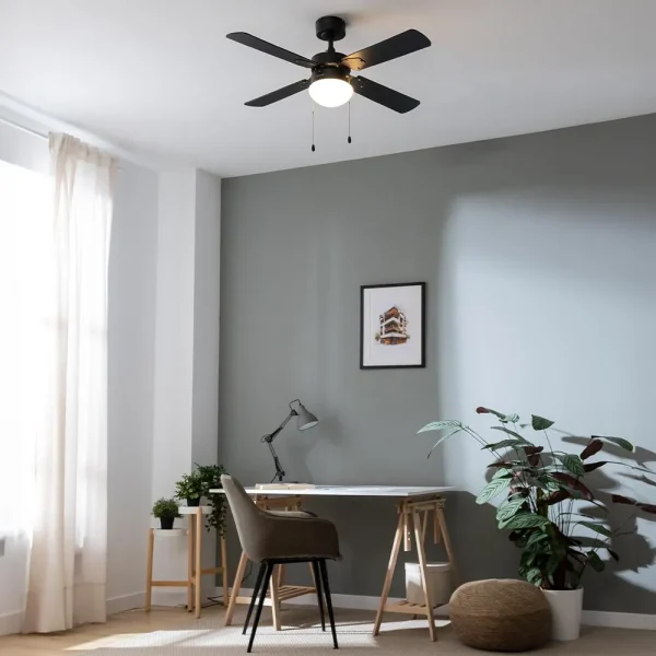 Imagen 2 Ventilador de techo de 42 pulgadas y 50 W en acabado negro. Cuenta con 4 aspas reversibles, lámpara integrada y función invierno-verano para climatización eficiente.