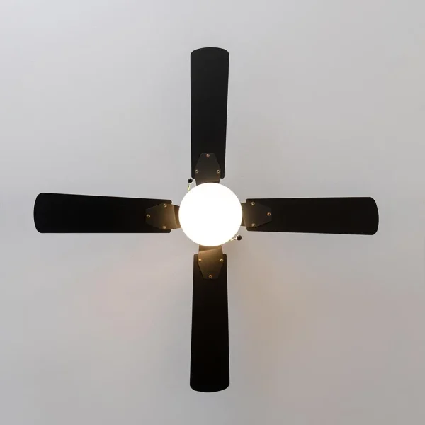 Imagen 3 Ventilador de techo de 42 pulgadas y 50 W en acabado negro. Cuenta con 4 aspas reversibles, lámpara integrada y función invierno-verano para climatización eficiente.