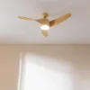 Imagen 3 Ventilador de techo DC de 52 pulgadas con luz LED y acabado en madera blanca. Motor silencioso de 40 W, mando a distancia y función verano-invierno eficiente.