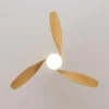 Imagen 5 Ventilador de techo DC de 52 pulgadas con luz LED y acabado en madera blanca. Motor silencioso de 40 W, mando a distancia y función verano-invierno eficiente.