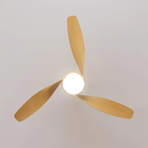 Imagen 5 Ventilador de techo DC de 52 pulgadas con luz LED y acabado en madera blanca. Motor silencioso de 40 W, mando a distancia y función verano-invierno eficiente.