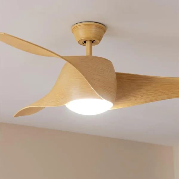 Imagen 6 Ventilador de techo DC de 52 pulgadas con luz LED y acabado en madera blanca. Motor silencioso de 40 W, mando a distancia y función verano-invierno eficiente.