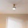 Imagen 3 Ventilador de techo de 42 pulgadas con luz LED y diseño blanco y dorado. Motor de 65 W, 3 velocidades, mando a distancia y temporizador programable integrado.