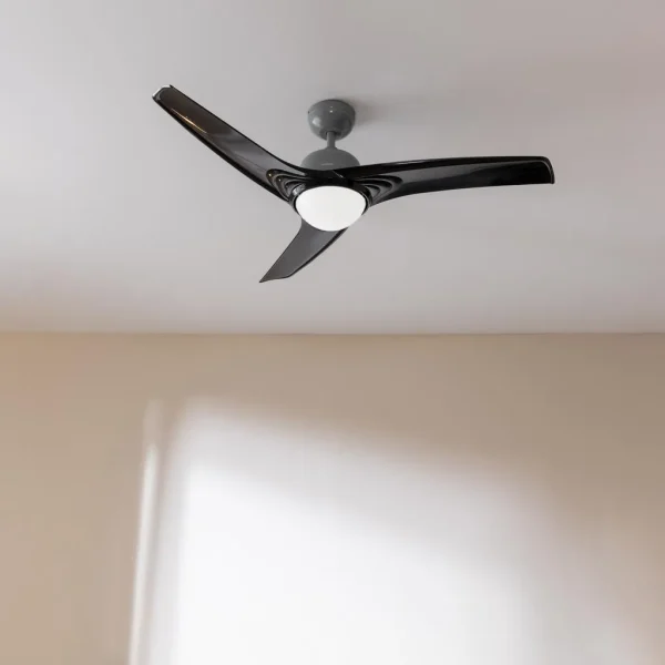 Imagen 3 Ventilador de techo de 52” con luz LED 18W y motor de 62W. Incluye 3 aspas, mando a distancia, temporizador y función verano/invierno para máximo confort.