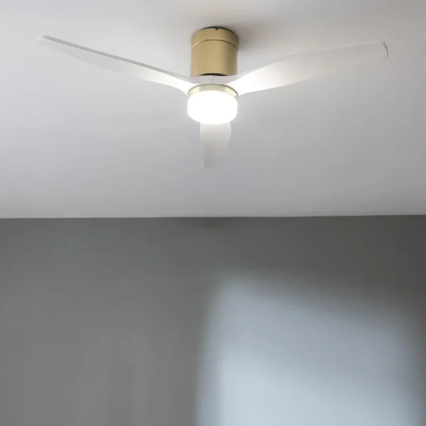 Imagen 3 Ventilador de techo WiFi con protección IP44 para exterior. Motor DC de 40 W, 52 pulgadas, luz LED integrada y sistema de inversión de giro verano-invierno.