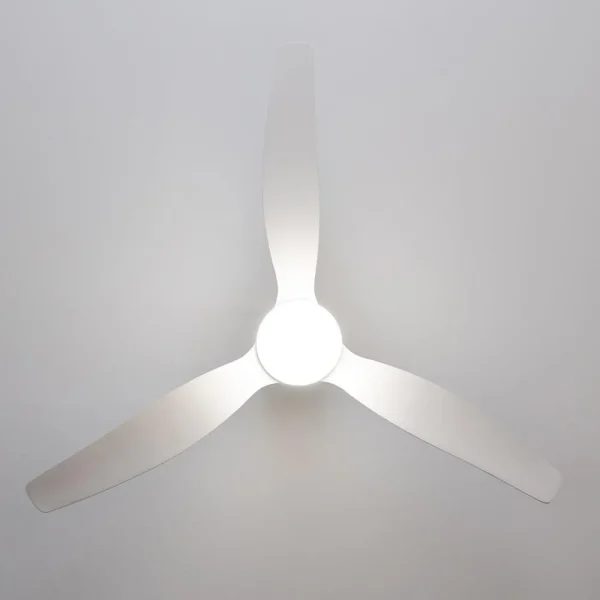 Imagen 5 Ventilador de techo WiFi con protección IP44 para exterior. Motor DC de 40 W, 52 pulgadas, luz LED integrada y sistema de inversión de giro verano-invierno.