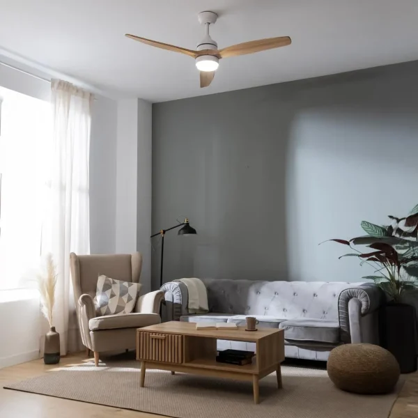 Imagen 4 Ventilador de techo con motor DC de 40 W, luz LED y mando a distancia. Silencioso, eficiente y con función verano-invierno. Diseño en blanco y madera.