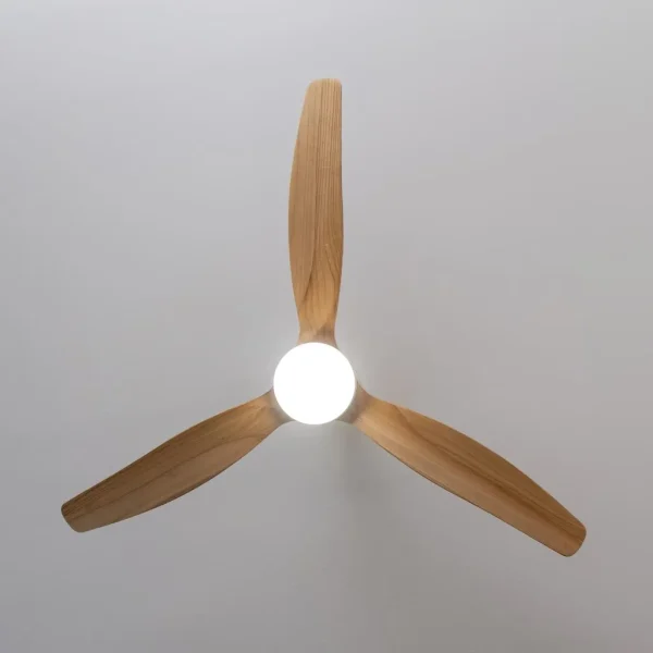 Imagen 5 Ventilador de techo con motor DC de 40 W, luz LED y mando a distancia. Silencioso, eficiente y con función verano-invierno. Diseño en blanco y madera.