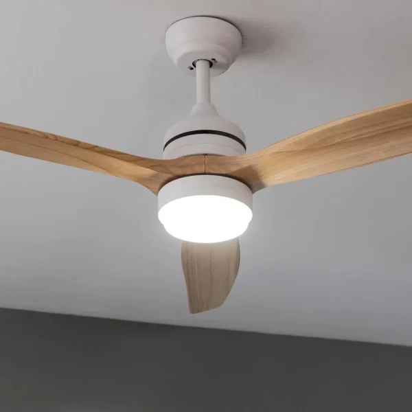 Imagen 6 Ventilador de techo con motor DC de 40 W, luz LED y mando a distancia. Silencioso, eficiente y con función verano-invierno. Diseño en blanco y madera.