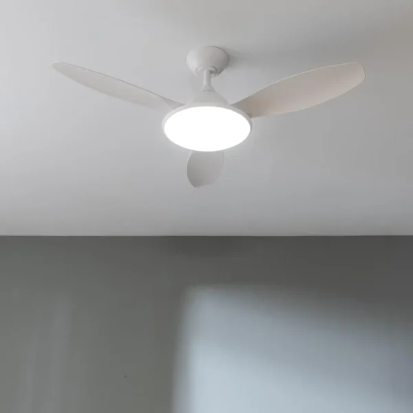 Imagen 3 Ventilador de techo con motor DC de 35 W y luz LED integrada. Modelo silencioso de 48" con mando a distancia, temporizador y 6 velocidades de funcionamiento.