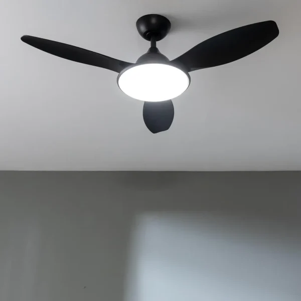 Imagen 3 Ventilador de techo con motor DC de 35 W y luz LED. Silencioso, 48 pulgadas, 6 velocidades, mando a distancia y función verano/invierno para climatización.