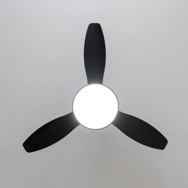 Imagen 5 Ventilador de techo con motor DC de 35 W y luz LED. Silencioso, 48 pulgadas, 6 velocidades, mando a distancia y función verano/invierno para climatización.