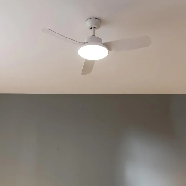 Imagen 3 Ventilador de techo EnergySilence Aero 5200 Light White con motor DC de 40 W, luz LED, 106 cm de diámetro, 6 velocidades y función verano e invierno.