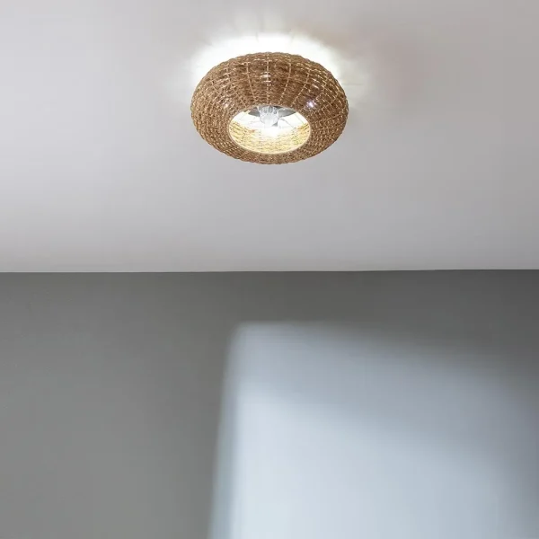 Imagen 3 Ventilador de techo con luz LED y diseño en ratán. Motor DC 20 W, 5 aspas ocultas, 3 velocidades, mando a distancia y función verano-invierno.