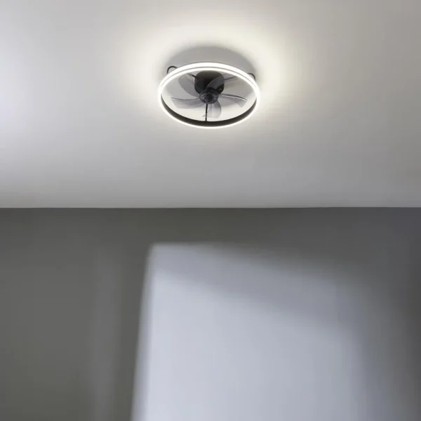 Imagen 3 Ventilador de techo con motor DC silencioso y luz LED de 45W. Diseño compacto de 17 pulgadas, 3 velocidades, temporizador y función verano/invierno.