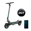 Patinete eléctrico Cecotec Bongo Y45 Connected con sistema de doble suspensión y neumáticos de 10 pulgadas en entorno urbano.