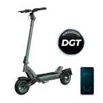 Patinete eléctrico Cecotec Bongo Y45 Connected con sistema de doble suspensión y neumáticos de 10 pulgadas en entorno urbano.