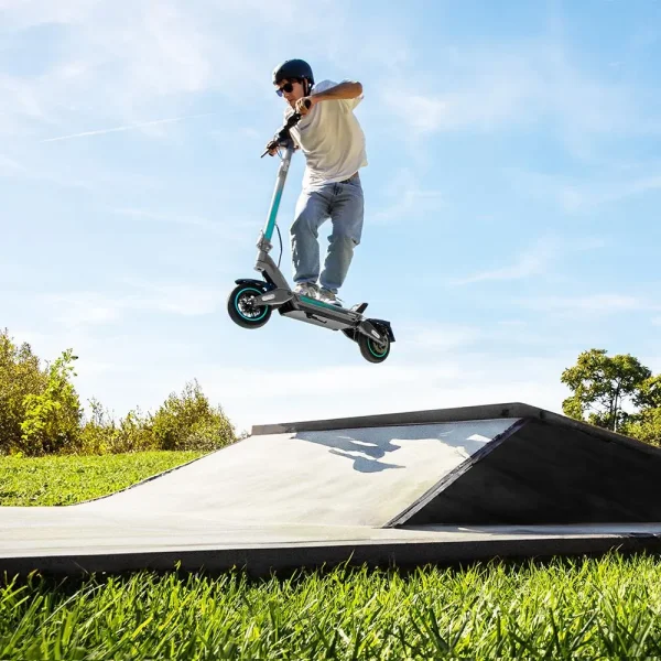 Imagen 5 Patinete eléctrico Cecotec Bongo Y45 Connected con 750 W, autonomía de 45 km y doble suspensión. Cumple la normativa VMP. Ideal para movilidad urbana eficiente.