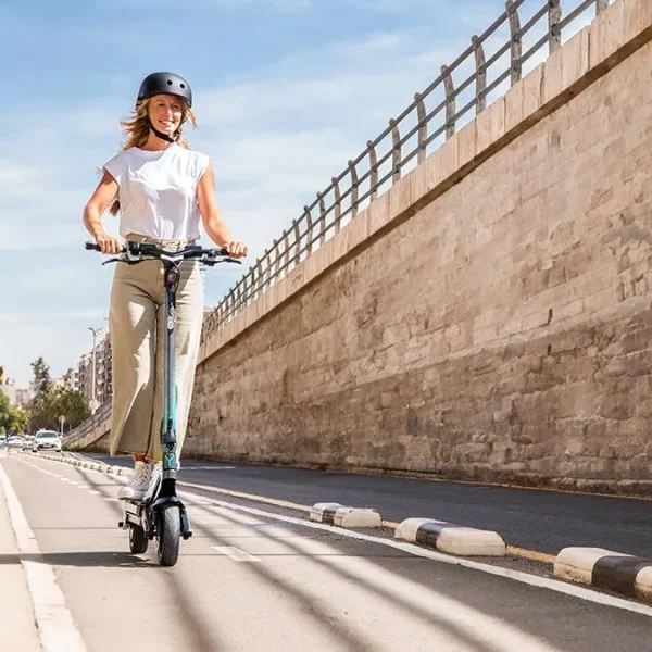 Imagen 6 Patinete eléctrico Cecotec Bongo Y45 Connected con 750 W, autonomía de 45 km y doble suspensión. Cumple la normativa VMP. Ideal para movilidad urbana eficiente.