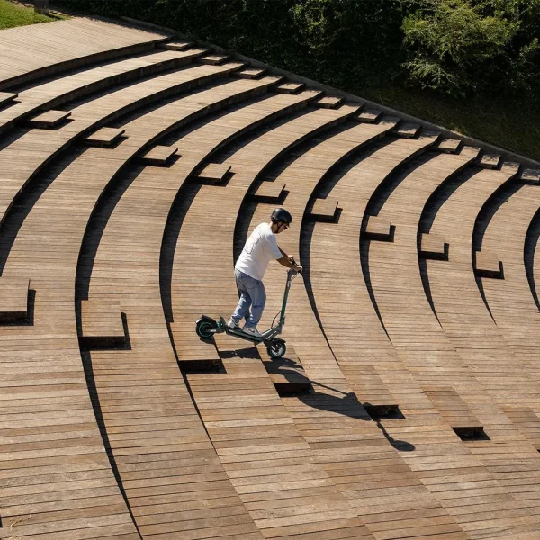Imagen 7 Patinete eléctrico Cecotec Bongo Y45 Connected con 750 W, autonomía de 45 km y doble suspensión. Cumple la normativa VMP. Ideal para movilidad urbana eficiente.