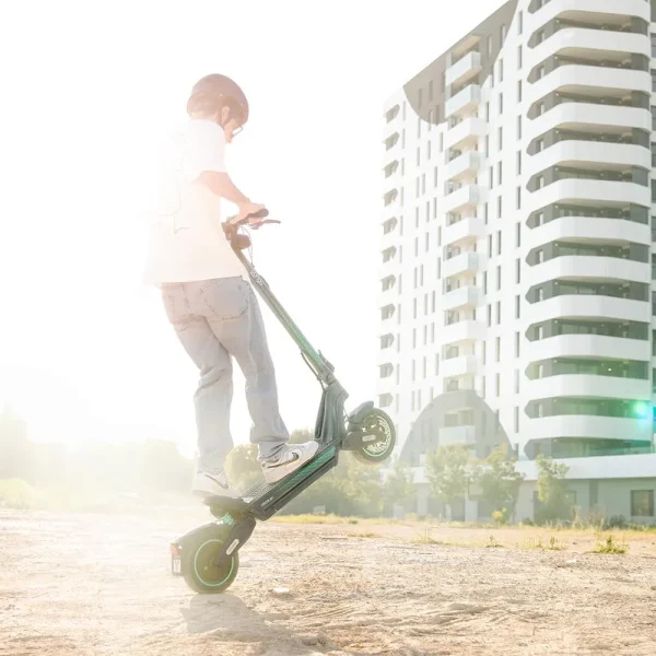 Imagen 8 Patinete eléctrico Cecotec Bongo Y45 Connected con 750 W, autonomía de 45 km y doble suspensión. Cumple la normativa VMP. Ideal para movilidad urbana eficiente.