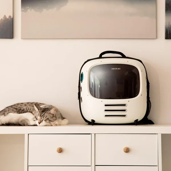 Imagen 8 Transportín para mascotas Cecotec Pumba 1800 Travel Fan. Equipado con sistema de ventilación avanzado y diseño cómodo de 41x42,5x26,5 cm para viajar seguro.