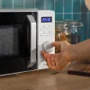 Imagen 6 Microondas Cecotec ProClean 5010 Inverter White de 19 litros. Calienta y descongela de forma uniforme conservando el sabor natural de tus alimentos.