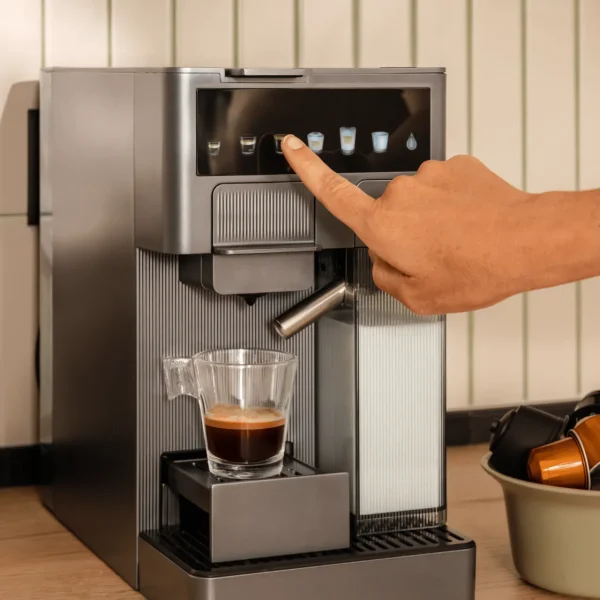 Imagen 5 Cafetera compacta 4 en 1 Cecotec FreeStyle Latte T. Compatible con Nespresso, Dolce Gusto, K-fee y café molido. Incluye tanque de leche para lattes y cappuccinos.