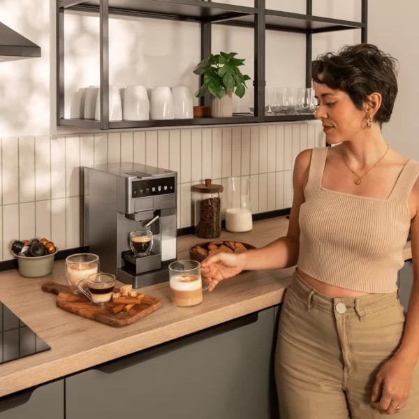 Imagen 6 Cafetera compacta 4 en 1 Cecotec FreeStyle Latte T. Compatible con Nespresso, Dolce Gusto, K-fee y café molido. Incluye tanque de leche para lattes y cappuccinos.